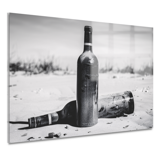 Lege flessen op het strand acrylglas
