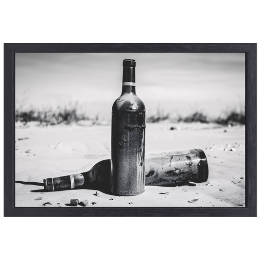 Lege flessen op het strand canvas met baklijst