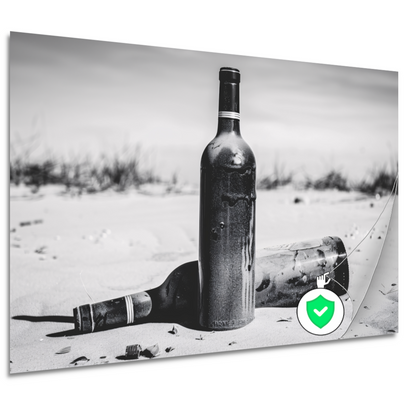Lege flessen op het strand poster