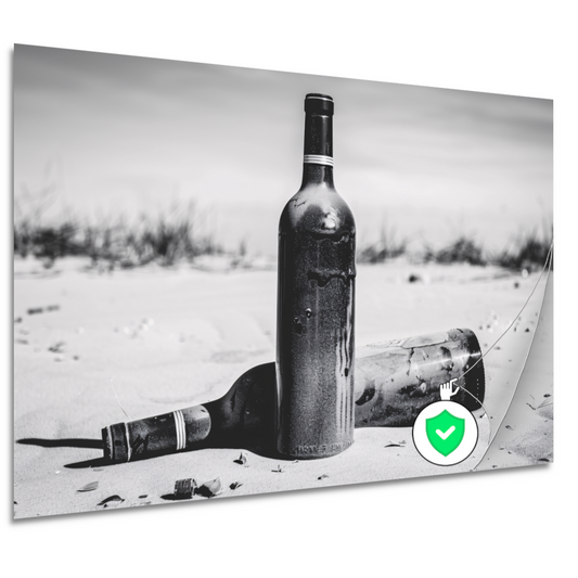 Lege flessen op het strand poster