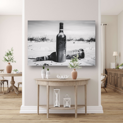 Lege flessen op het strand canvas met baklijst