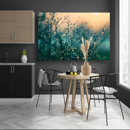Subtiele ochtenddauw op delicate takkenposter