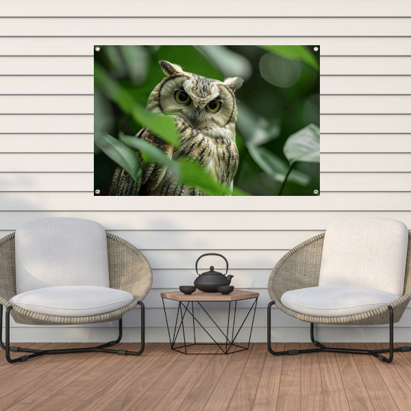 Uil tussen het groen van de jungle tuinposter