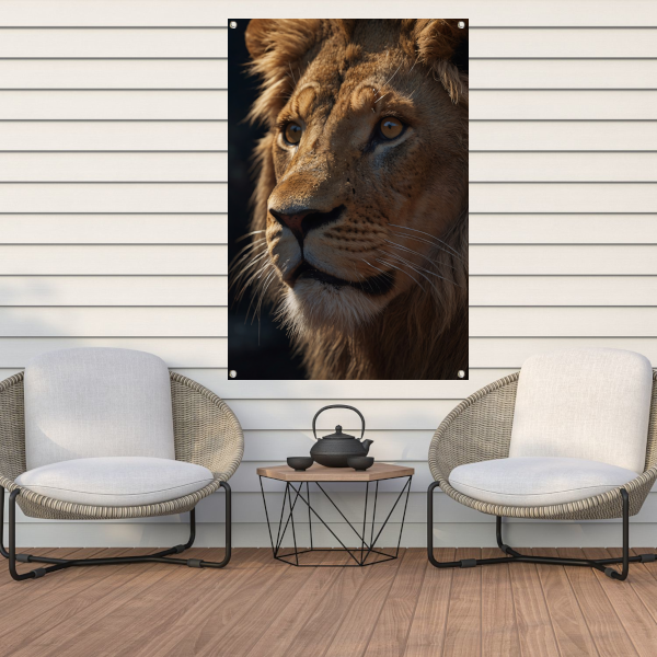 Close-up van leeuw met indringende blik tuinposter