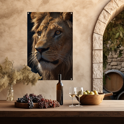 Close-up van leeuw met indringende blik tuinposter