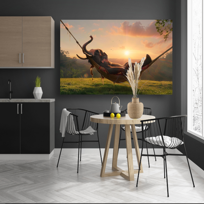 Olifant in een hangmat tijdens zonsondergang poster