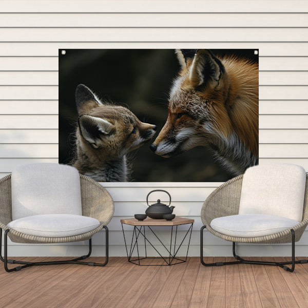 Intiem moment tussen vos en babyvos tuinposter