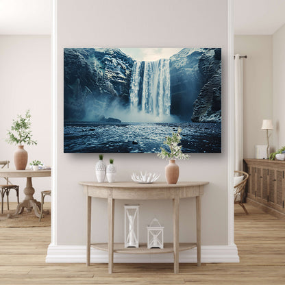 Majestueuze waterval met serene rotsformatiesposter