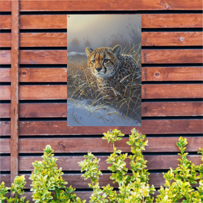 Jonge cheeta in sneeuw bedekt gras tuinposter