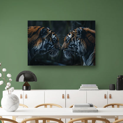 Twee tijgers in donker bos tegenover elkaar canvas met baklijst