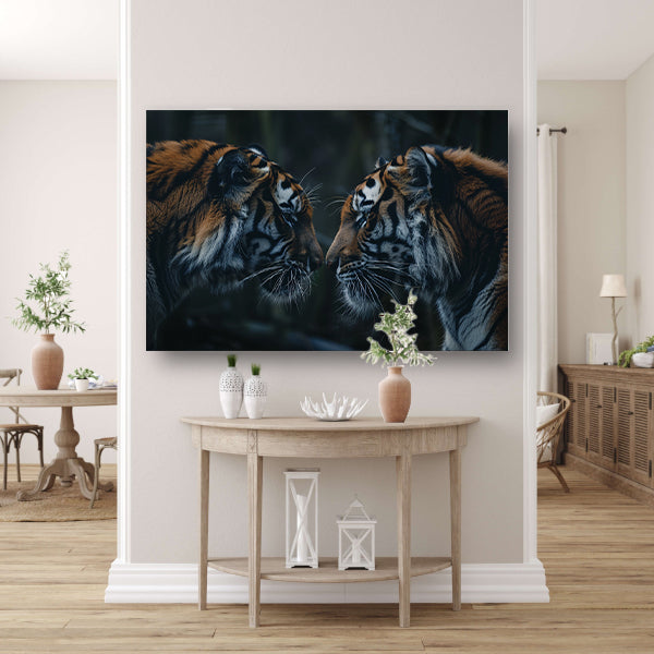 Twee tijgers in donker bos tegenover elkaar canvas met baklijst