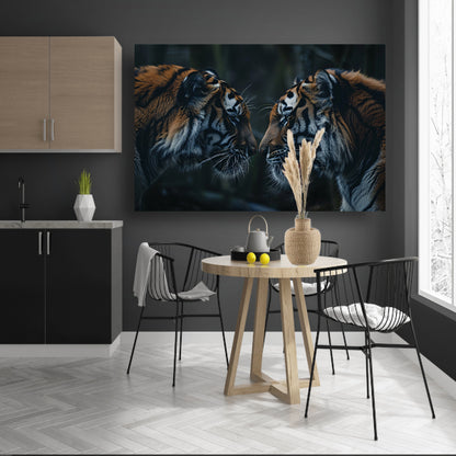 Twee tijgers in donker bos tegenover elkaar canvas met baklijst