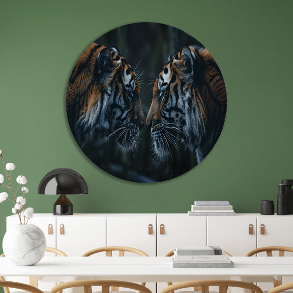 Twee tijgers in donker bos tegenover elkaar aluminium muurcirkel