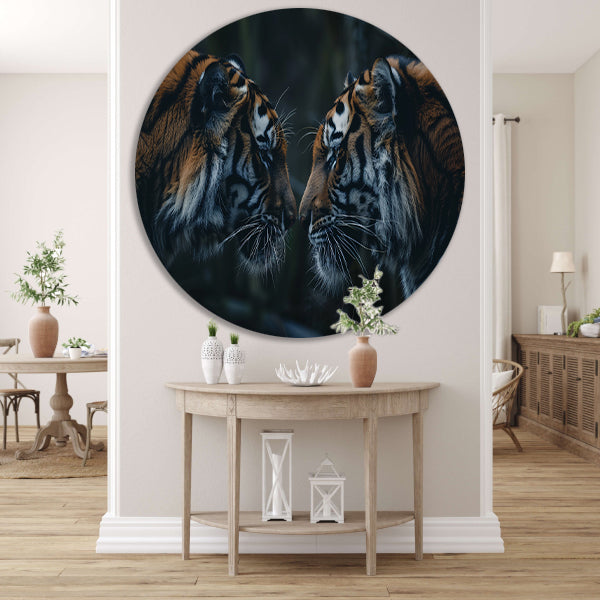 Twee tijgers in donker bos tegenover elkaar aluminium muurcirkel