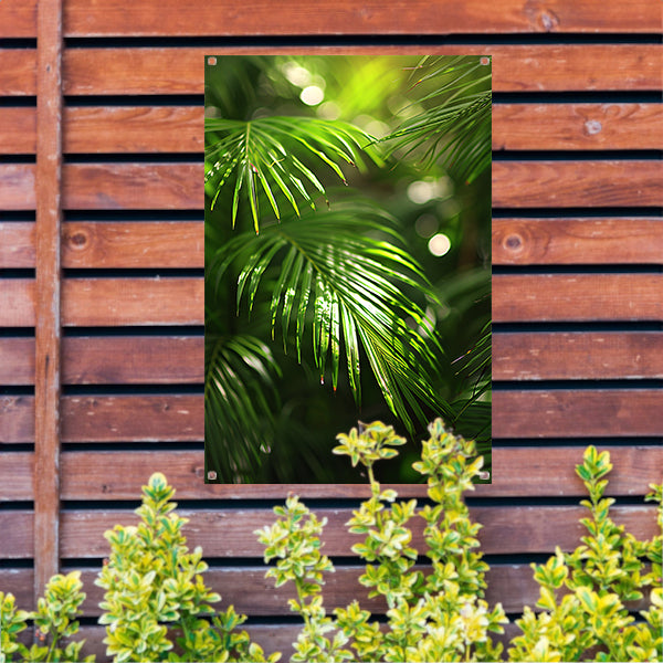 Close-up van zonovergoten palmbladeren tuinposter
