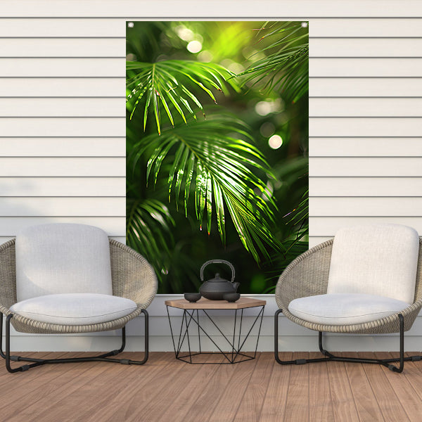 Close-up van zonovergoten palmbladeren tuinposter