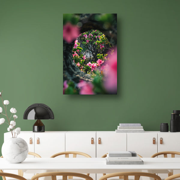 Roze bloemen door boomvenster acrylglas