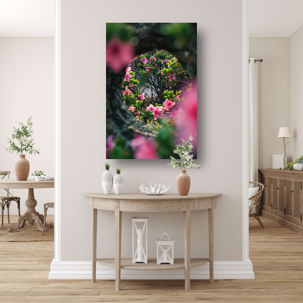 Roze bloemen door boomvenster acrylglas