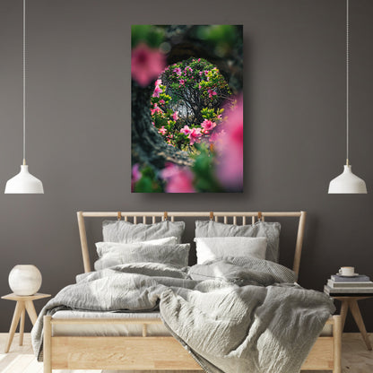 Roze bloemen door boomvenster acrylglas