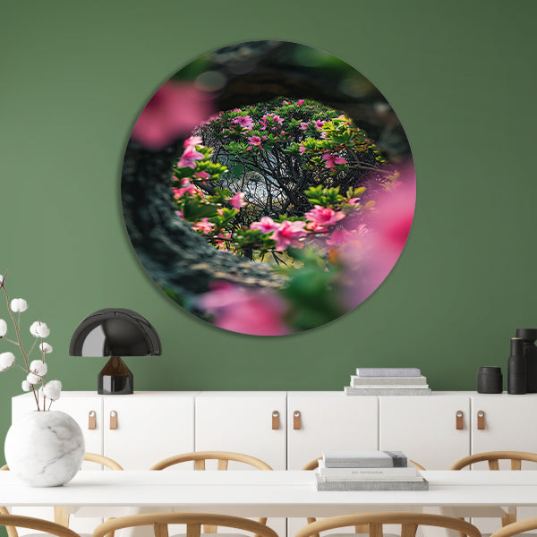 Roze bloemen door boomvenster aluminium muurcirkel