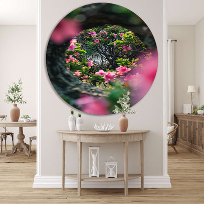 Roze bloemen door boomvenster aluminium muurcirkel