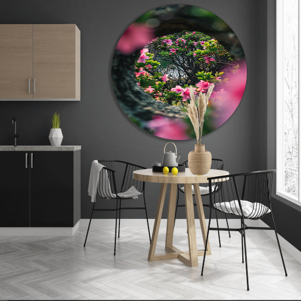 Roze bloemen door boomvenster aluminium muurcirkel