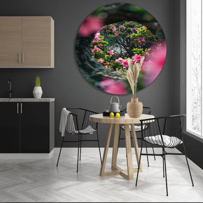 Roze bloemen door boomvenster aluminium muurcirkel