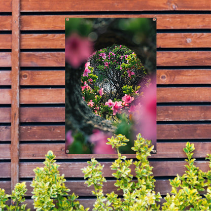 Roze bloemen door boomvenster tuinposter