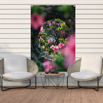 Roze bloemen door boomvenster tuinposter