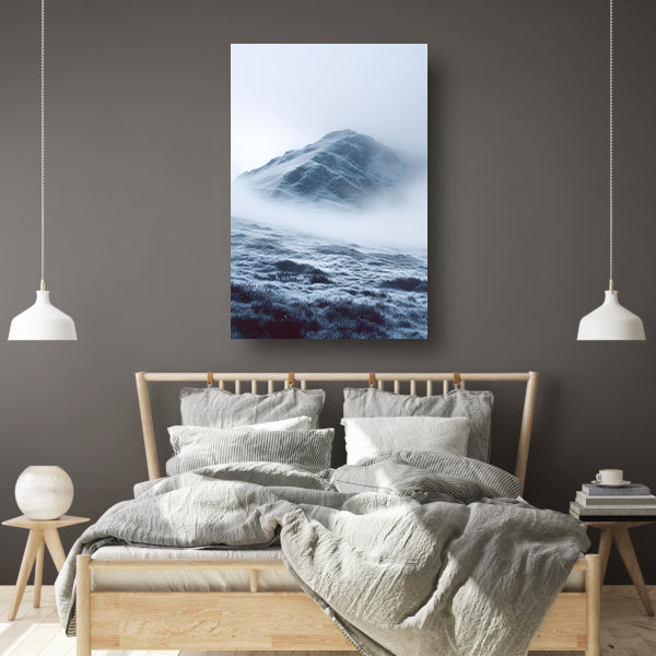 Mystieke Bergtop in Monochrome Mist poster