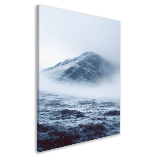 Mystieke Bergtop in Monochrome Mist canvas