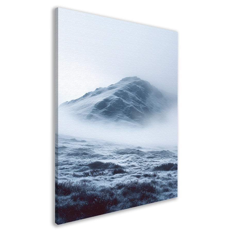 Mystieke Bergtop in Monochrome Mist canvas