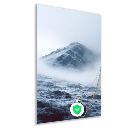 Mystieke Bergtop in Monochrome Mist poster