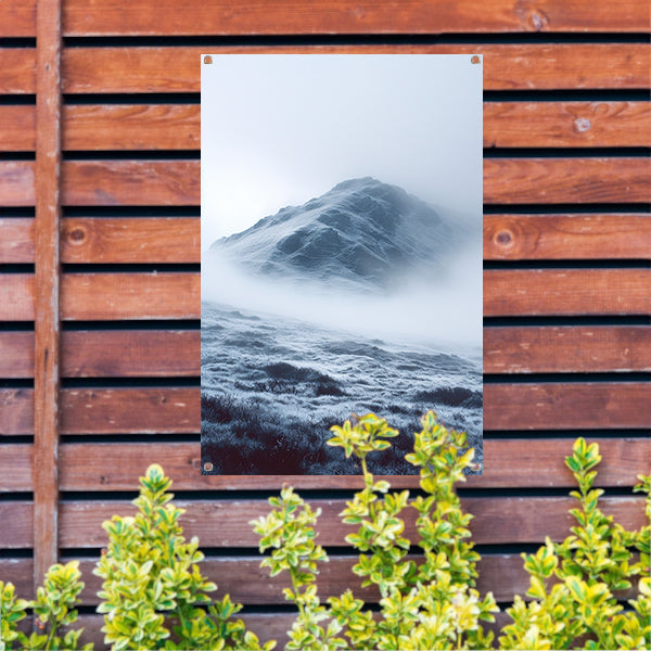 Mystieke Bergtop in Monochrome Mist tuinposter