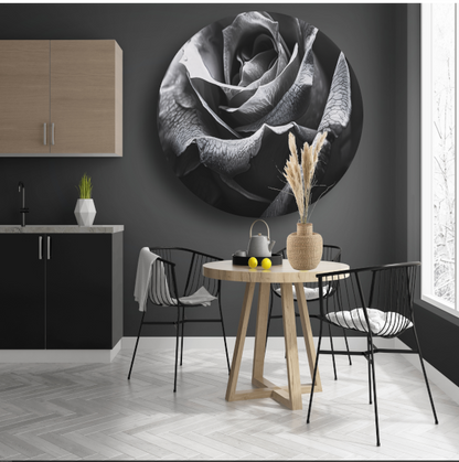Elegante zwart-witte roos met gedetailleerde druppels aluminium muurcirkel