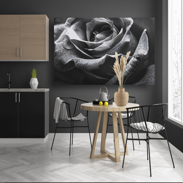 Elegante zwart-witte roos met gedetailleerde druppels poster