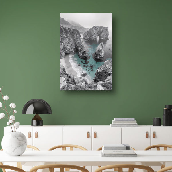 Monochrome kustlijn met rotsformaties poster