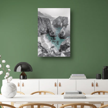 Monochrome kustlijn met rotsformaties poster