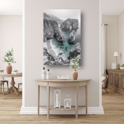 Monochrome kustlijn met rotsformaties poster