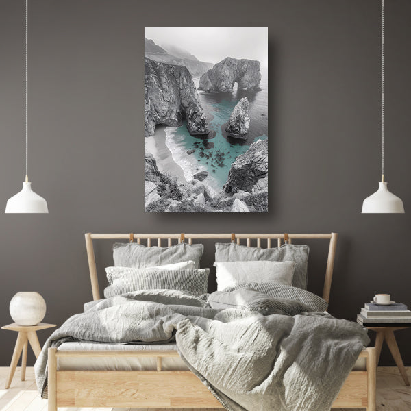 Monochrome kustlijn met rotsformaties poster