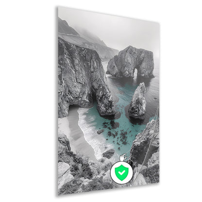 Monochrome kustlijn met rotsformaties poster