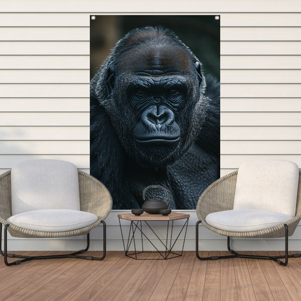 De Intense Blik van een Majestueuze Gorilla tuinposter