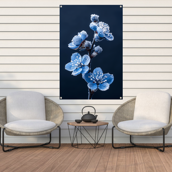 Blauwe bloemen met ijskristallen in close-up tuinposter