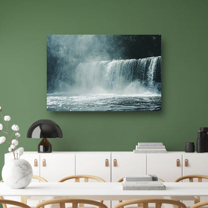 Waterval omhuld door nevel en mist canvas