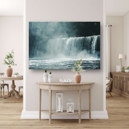 Waterval omhuld door nevel en mist canvas