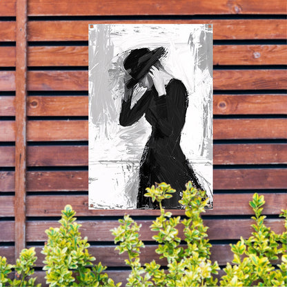 Mysterieuze vrouw in sombere tinten tuinposter