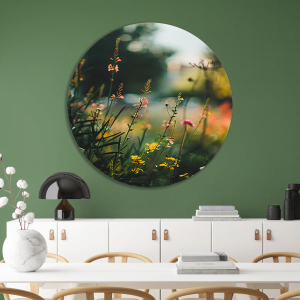 Wilde bloemen in de avondzon aluminium muurcirkel