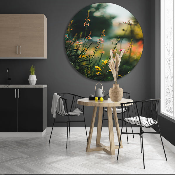 Wilde bloemen in de avondzon aluminium muurcirkel