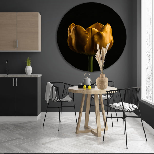 Elegante Gouden Tulp tegen Diepzwarte Achtergrond aluminium muurcirkel