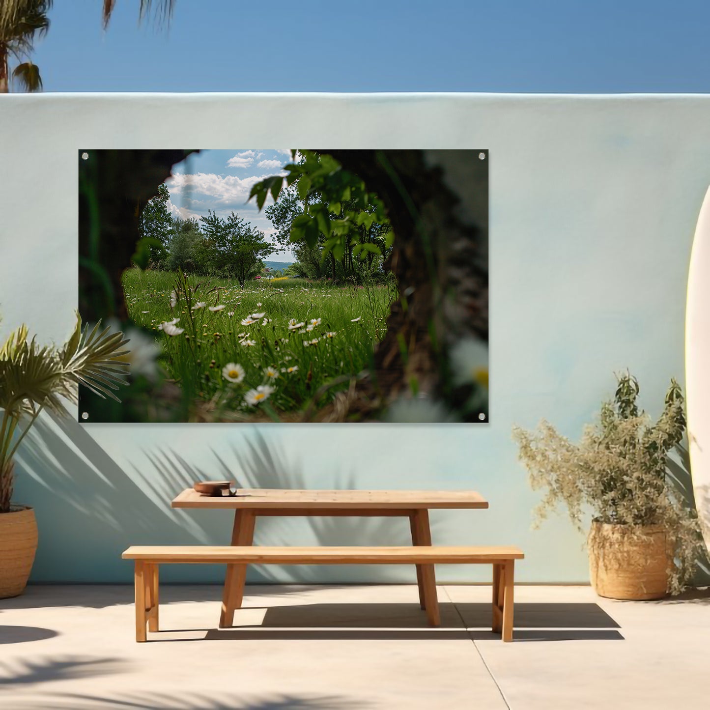 Natuurlijke opening naar bloemenveld tuinposter